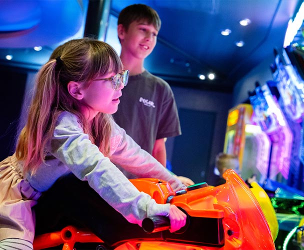 Barn spelar arkadspel på Helsingforskryssning