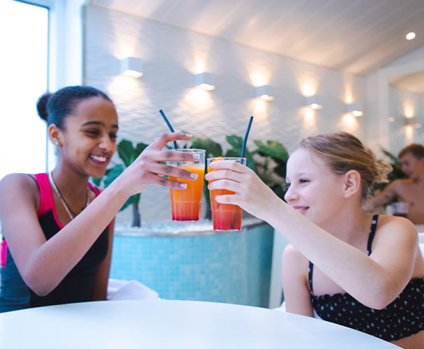 Barn skålar med juice i poolbaren på kryssning till Helsingfors