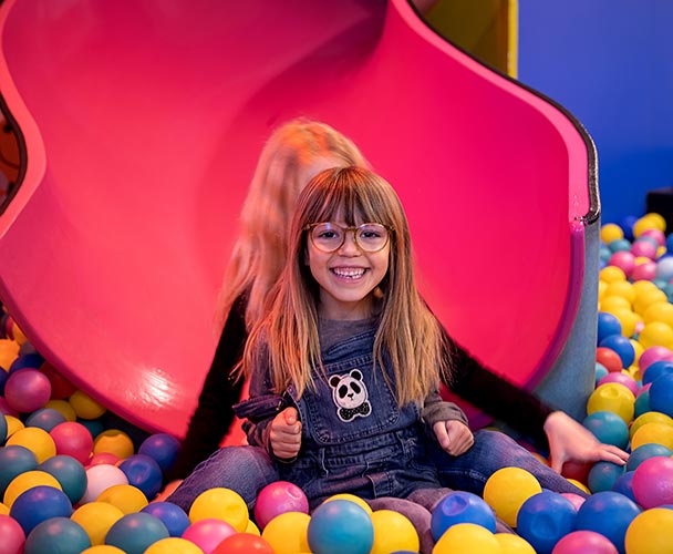 Barn i bollhav på kryssning