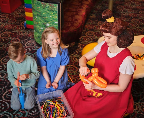 Hunden Lotte med barn i lekrum på Tallinnkryssning