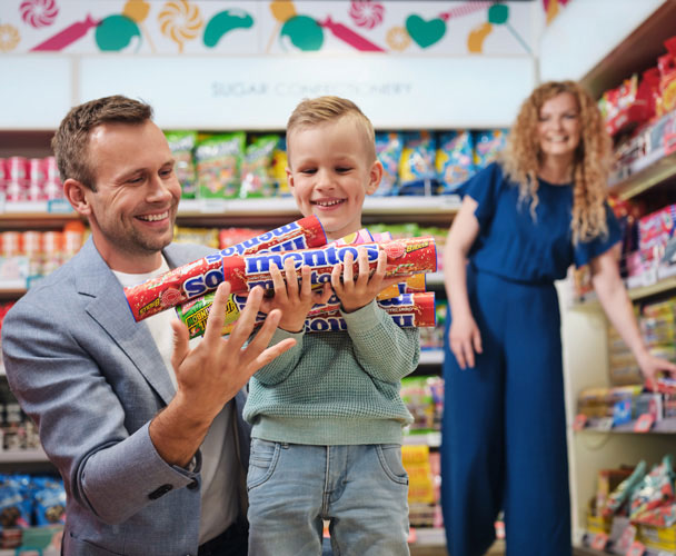Barn shoppar godis på Helsingforskryssning