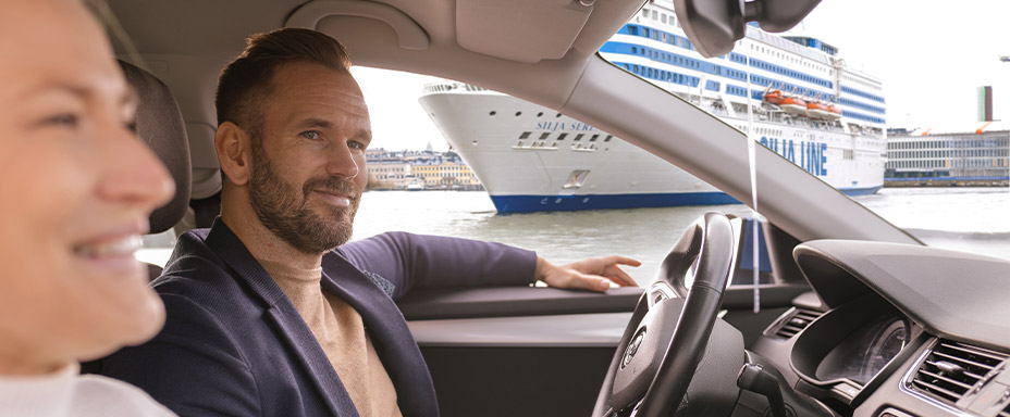 Par i bil i hamnen vid Silja Symphony