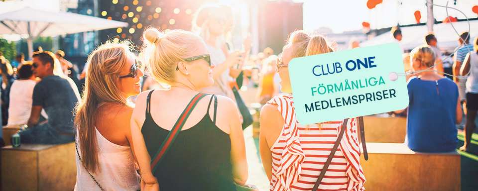 Kompisar på uteservering i solen